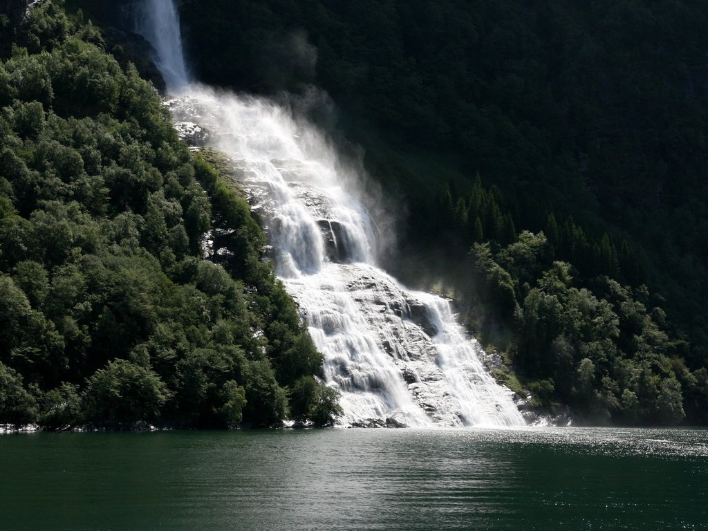 Обои природа, лес, водопад, норвегии, geiranger fjord, nature, forest, waterfall, norway разрешение 2595x1730 Загрузить