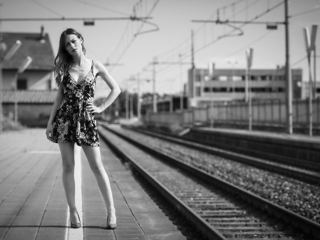 Обои платье, чёрно-белое, модель, ножки, лицо, вокзал, erika, dress, black and white, model, legs, face, station разрешение 3000x2000 Загрузить