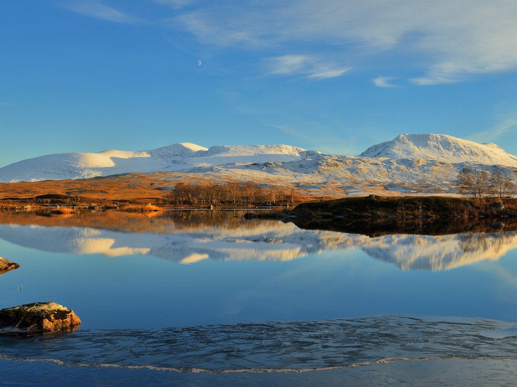 Обои небо, облака, озеро, горы, снег, камни, отражение, the sky, clouds, lake, mountains, snow, stones, reflection разрешение 3840x2400 Загрузить