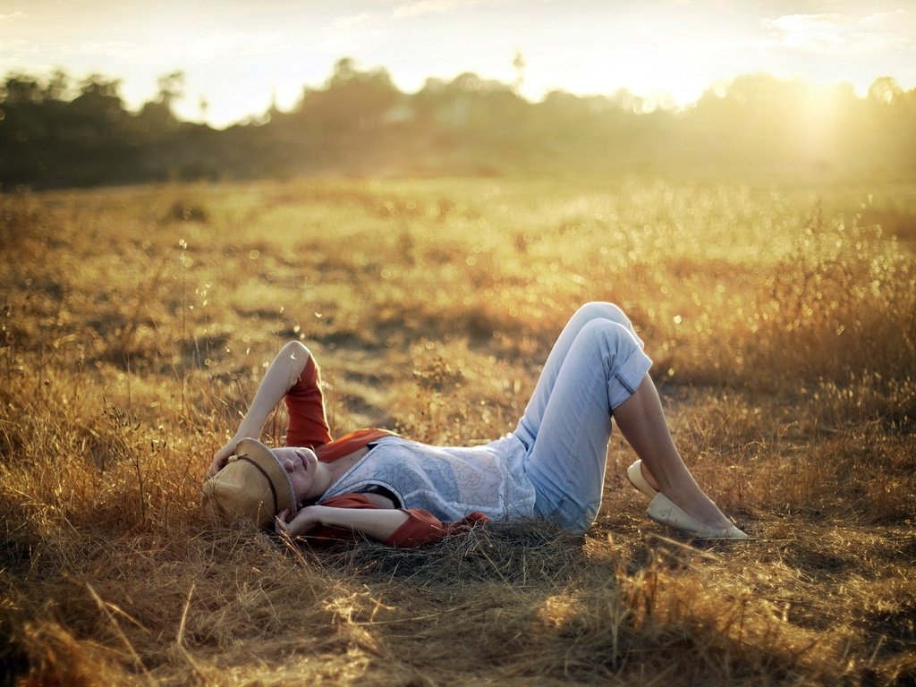 Обои свет, трава, закат, девушка, настроение, поле, шляпа, light, grass, sunset, girl, mood, field, hat разрешение 1920x1280 Загрузить