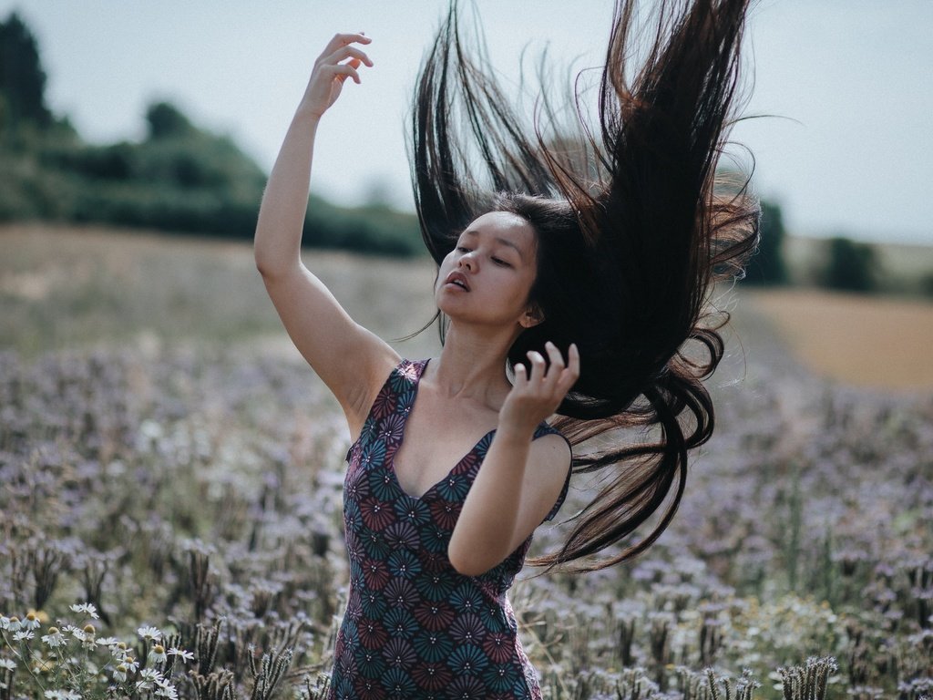 Обои цветы, настроение, поза, луг, волосы, руки, боке, mia tia, flowers, mood, pose, meadow, hair, hands, bokeh разрешение 4000x2667 Загрузить