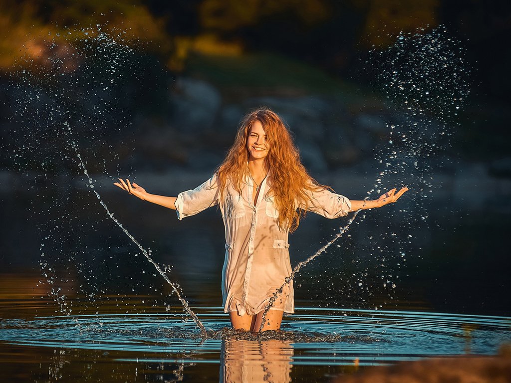 Обои вода, девушка, фон, улыбка, взгляд, брызги, рыжеволосая, water, girl, background, smile, look, squirt, redhead разрешение 1920x1200 Загрузить