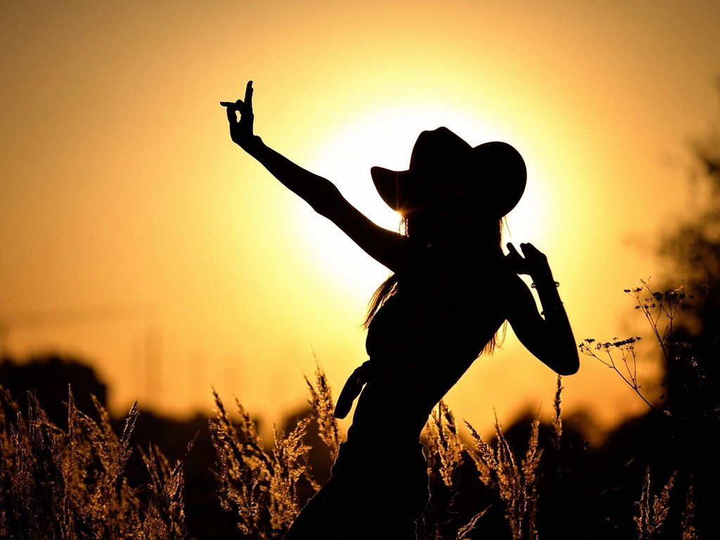 Обои трава, солнце, закат, девушка, колоски, силуэт, шляпа, grass, the sun, sunset, girl, spikelets, silhouette, hat разрешение 2560x1709 Загрузить
