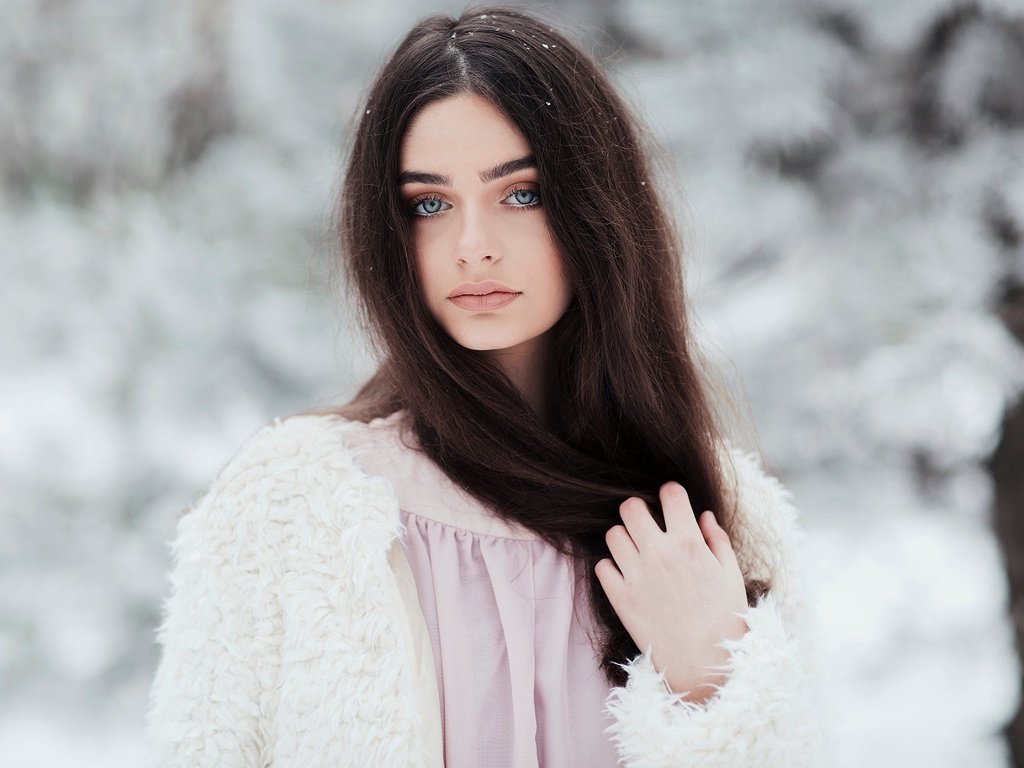 Обои зима, девушка, брюнетка, взгляд, волосы, лицо, шуба, winter, girl, brunette, look, hair, face, coat разрешение 2000x1333 Загрузить