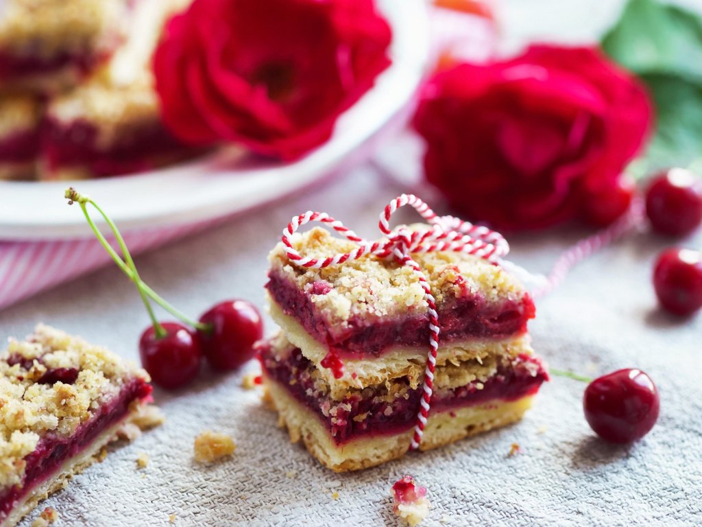 Обои цветы, ягоды, вишня, сладкое, выпечка, десерт, пирожное, flowers, berries, cherry, sweet, cakes, dessert, cake разрешение 3840x2400 Загрузить