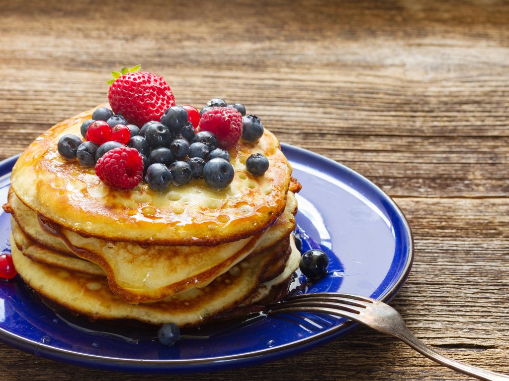 Обои малина, клубника, ягоды, черника, блины, смородина, оладьи, raspberry, strawberry, berries, blueberries, pancakes, currants разрешение 5022x3348 Загрузить