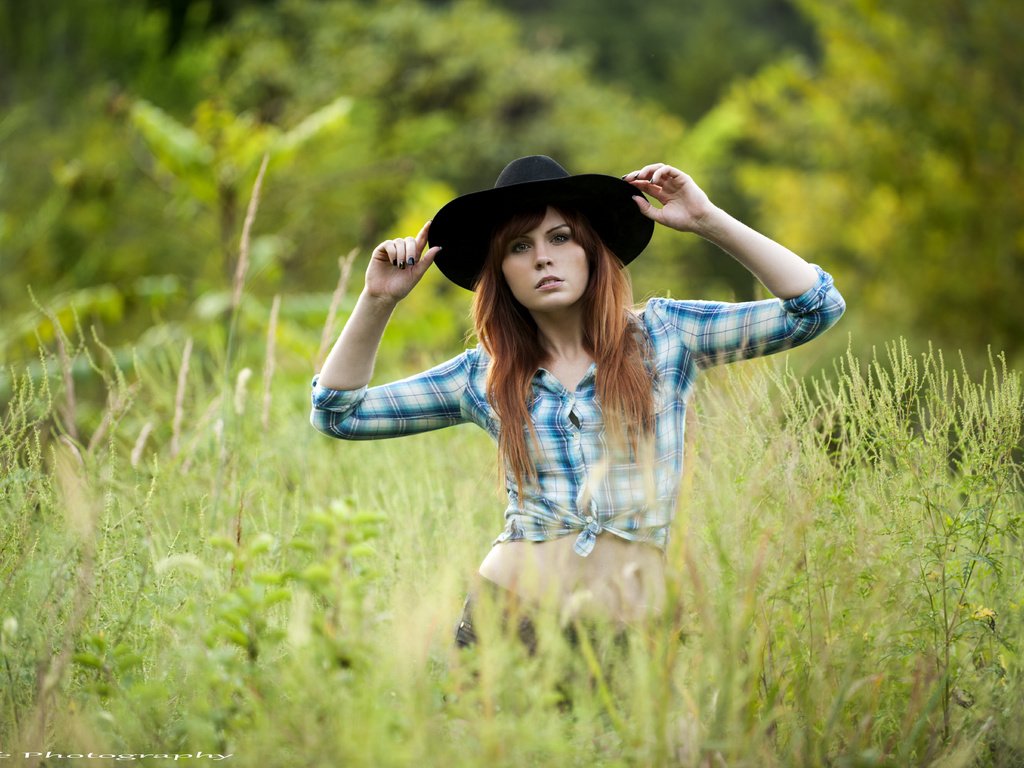 Обои трава, девушка, взгляд, лицо, шляпа, рубашка, рыжеволосая, grass, girl, look, face, hat, shirt, redhead разрешение 6144x4088 Загрузить