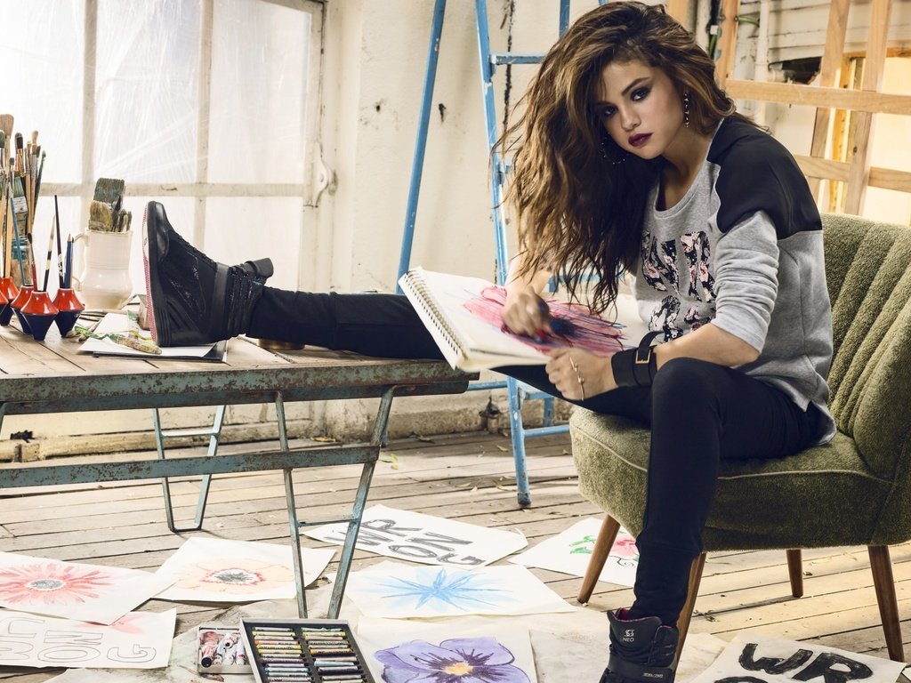 Обои девушка, стол, джинсы, макияж, селена гомес, сидя, girl, table, jeans, makeup, selena gomez, sitting разрешение 3840x2160 Загрузить