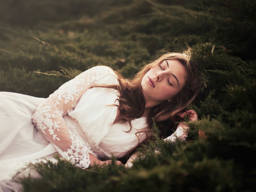 Обои природа, лес, девушка, сон, белое платье, закрытые глаза, andrea peipe, nature, forest, girl, sleep, white dress, closed eyes разрешение 2048x1367 Загрузить