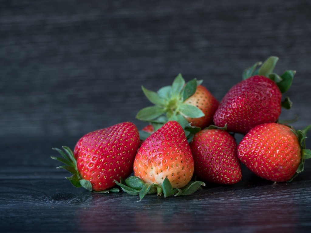 Обои фон, клубника, ягоды, деревянная поверхность, background, strawberry, berries, wooden surface разрешение 6016x3384 Загрузить