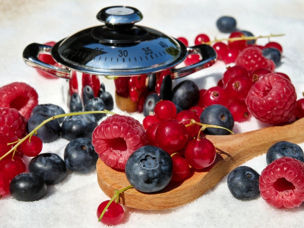 Обои малина, ягоды, черника, красная смородина, ложка, голубика, raspberry, berries, blueberries, red currant, spoon разрешение 4896x3184 Загрузить