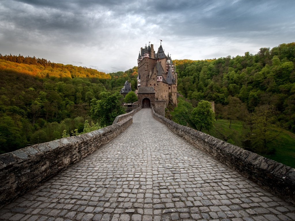 Обои деревья, горы, мост, замок, германия, замок эльц, trees, mountains, bridge, castle, germany, eltz castle разрешение 7153x4630 Загрузить