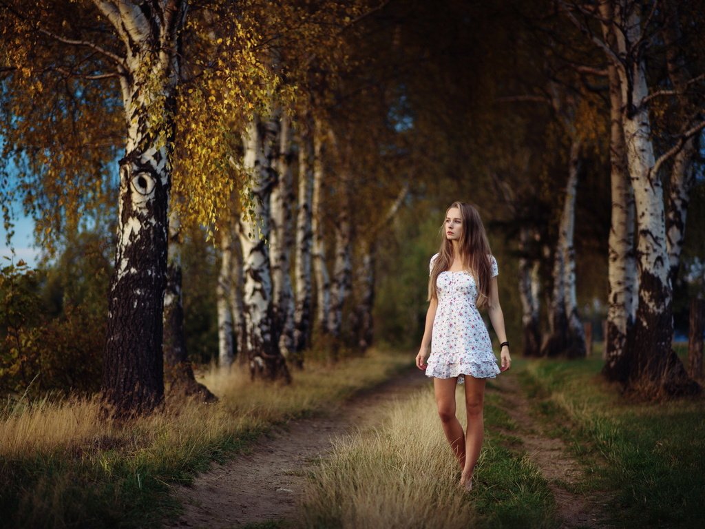 Девушка у дерева в платье