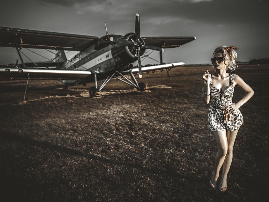 Обои девушка, самолет, блондинка, поле, очки, модель, биплан, girl, the plane, blonde, field, glasses, model, biplane разрешение 2048x1432 Загрузить