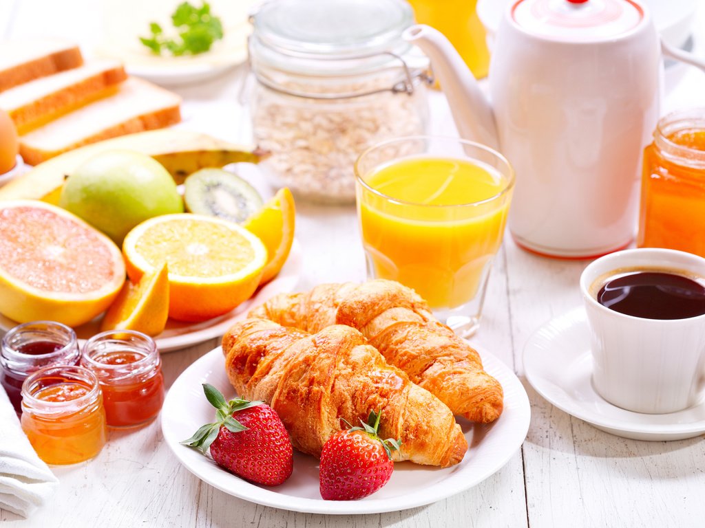 Обои фрукты, клубника, кофе, завтрак, сок, круассаны, fruit, strawberry, coffee, breakfast, juice, croissants разрешение 3840x2400 Загрузить