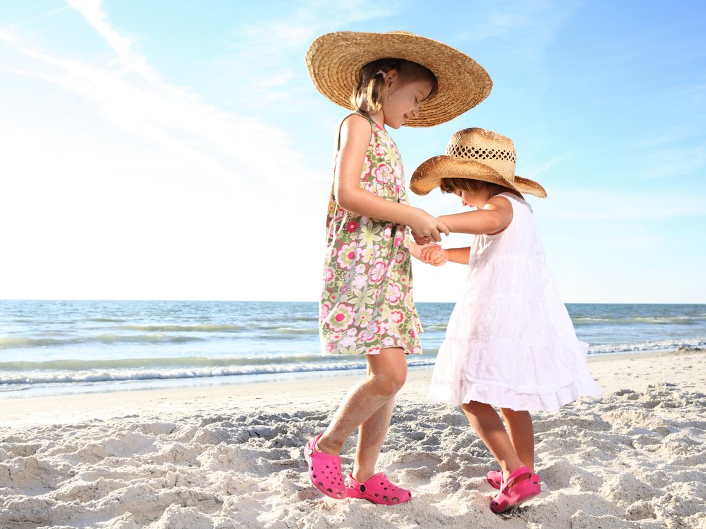 Обои берег, море, песок, дети, танец, девочки, шляпы, платья, shore, sea, sand, children, dance, girls, hats, dresses разрешение 8736x5824 Загрузить