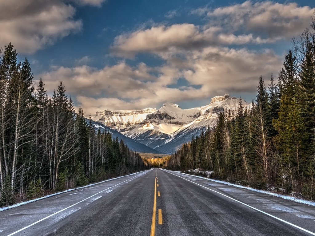 Обои небо, дорога, облака, деревья, горы, снег, лес, the sky, road, clouds, trees, mountains, snow, forest разрешение 2048x1382 Загрузить