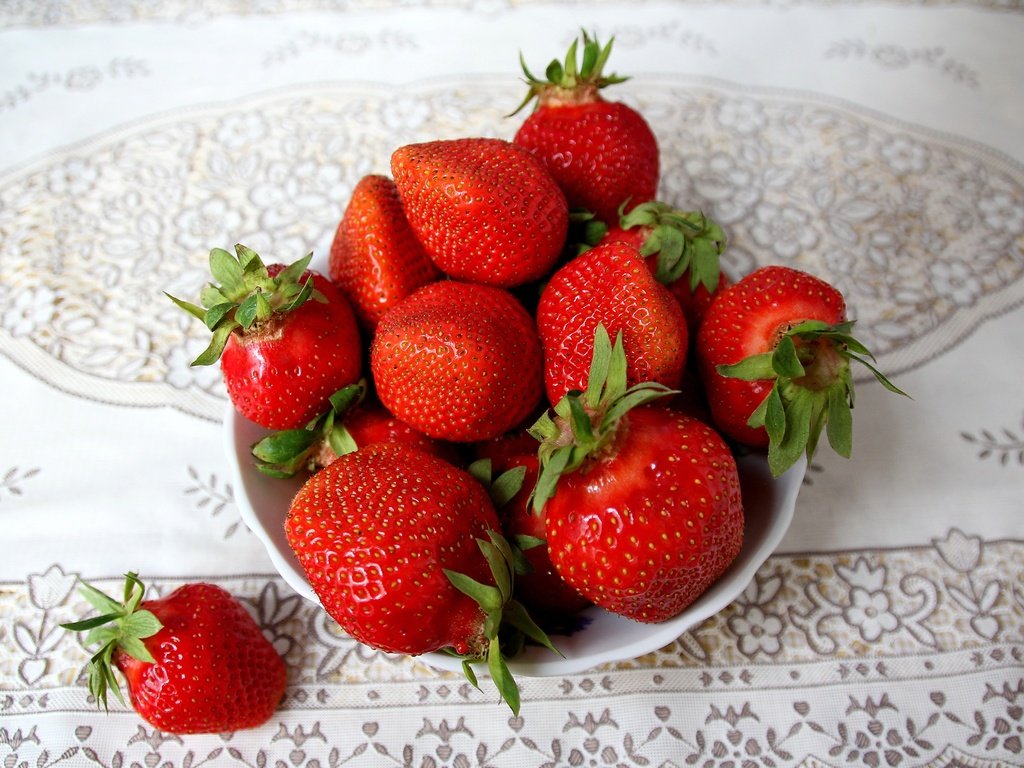 Обои клубника, стол, ягоды, тарелка, скатерть, strawberry, table, berries, plate, tablecloth разрешение 4000x2708 Загрузить