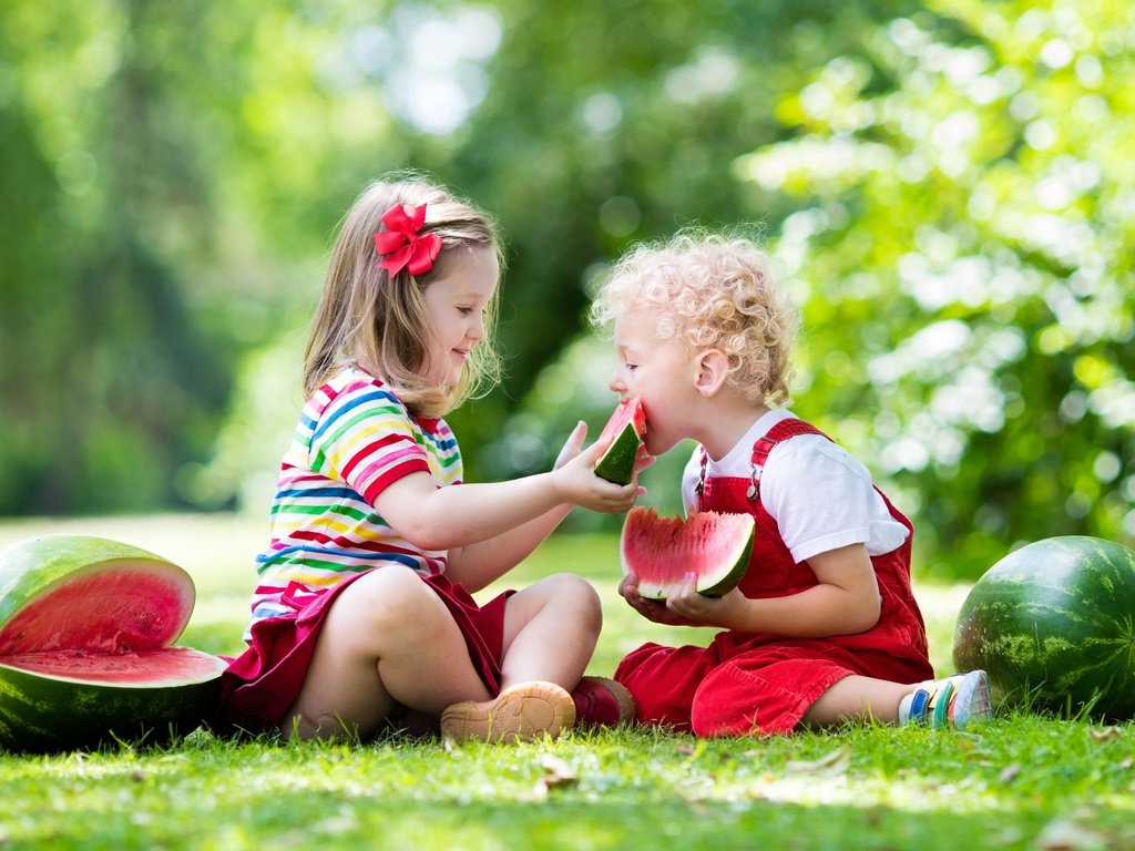 Обои трава, природа, лето, дети, девочки, арбузы, grass, nature, summer, children, girls, watermelons разрешение 4000x2648 Загрузить