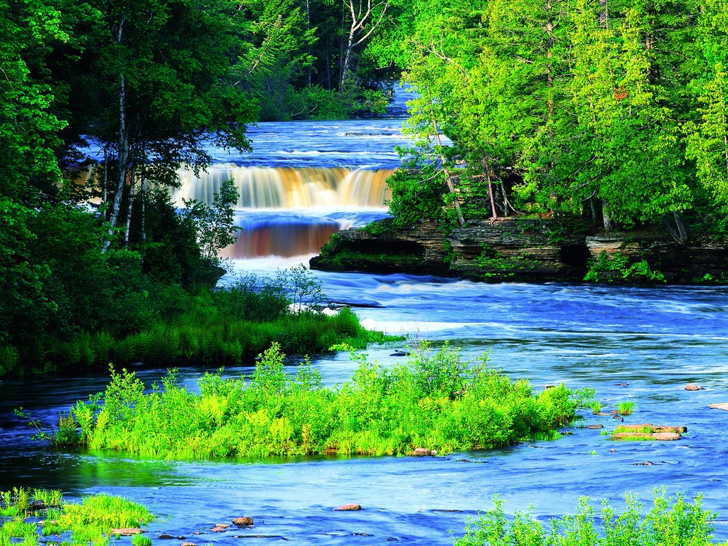 Обои трава, деревья, река, природа, водопад, сша, tahquamenon river, grass, trees, river, nature, waterfall, usa разрешение 3000x2250 Загрузить