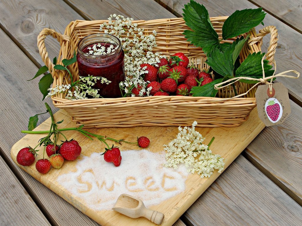 Обои цветы, листья, ягода, клубника, сахар, корзинка, варенье, flowers, leaves, berry, strawberry, sugar, basket, jam разрешение 2048x1495 Загрузить