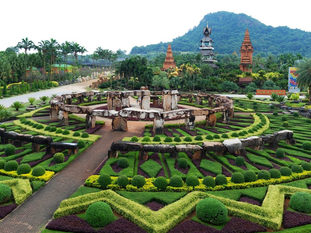 Обои деревья, пальмы, камни, таиланд, лес, джунгли, дизайн, nong nooch tropical botanical garden, парк, кусты, панорама, гора, trees, palm trees, stones, thailand, forest, jungle, design, park, the bushes, panorama, mountain разрешение 3200x1655 Загрузить