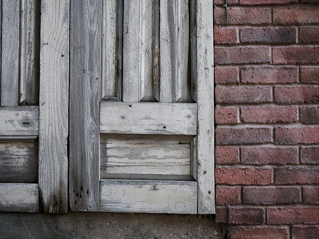 Обои стена, доски, окно, кирпичи, ставни, wall, board, window, bricks, shutters разрешение 2560x1708 Загрузить