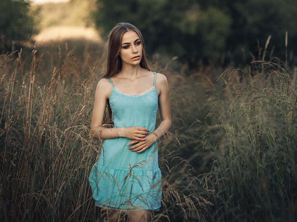 Обои трава, девушка, платье, взгляд, модель, волосы, лицо, шатенка, grass, girl, dress, look, model, hair, face, brown hair разрешение 1920x1200 Загрузить