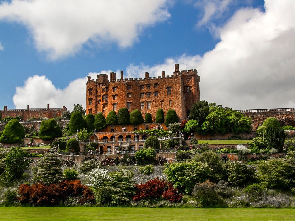 Обои небо, англия, цветы, газон, облака, возвышенность, деревья, powis castle, дизайн, кусты, замок, сад, the sky, england, flowers, lawn, clouds, hill, trees, design, the bushes, castle, garden разрешение 3000x1940 Загрузить