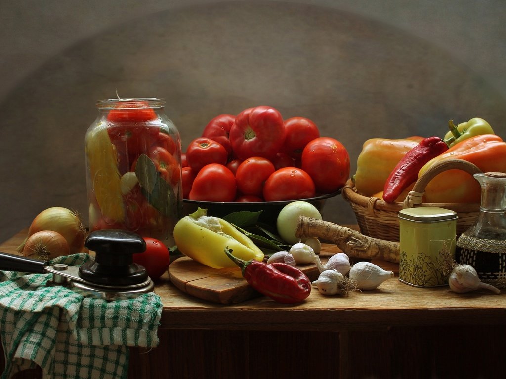 Обои кухня, овощи, помидоры, натюрморт, перец, чеснок, специи, kitchen, vegetables, tomatoes, still life, pepper, garlic, spices разрешение 2100x1298 Загрузить