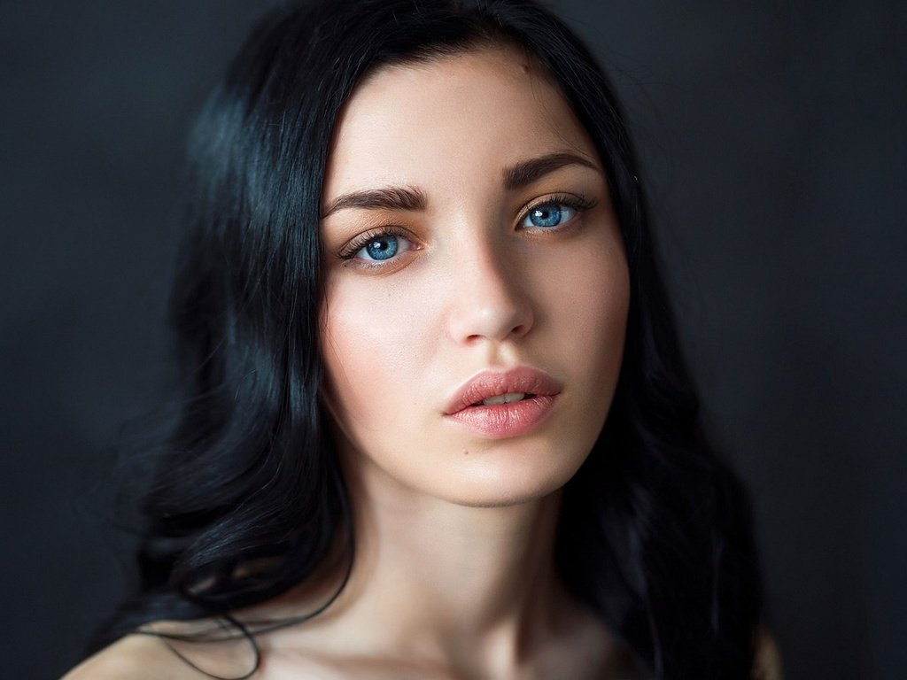 Обои девушка, взгляд, волосы, лицо, голубые глаза, макияж, girl, look, hair, face, blue eyes, makeup разрешение 2241x1200 Загрузить