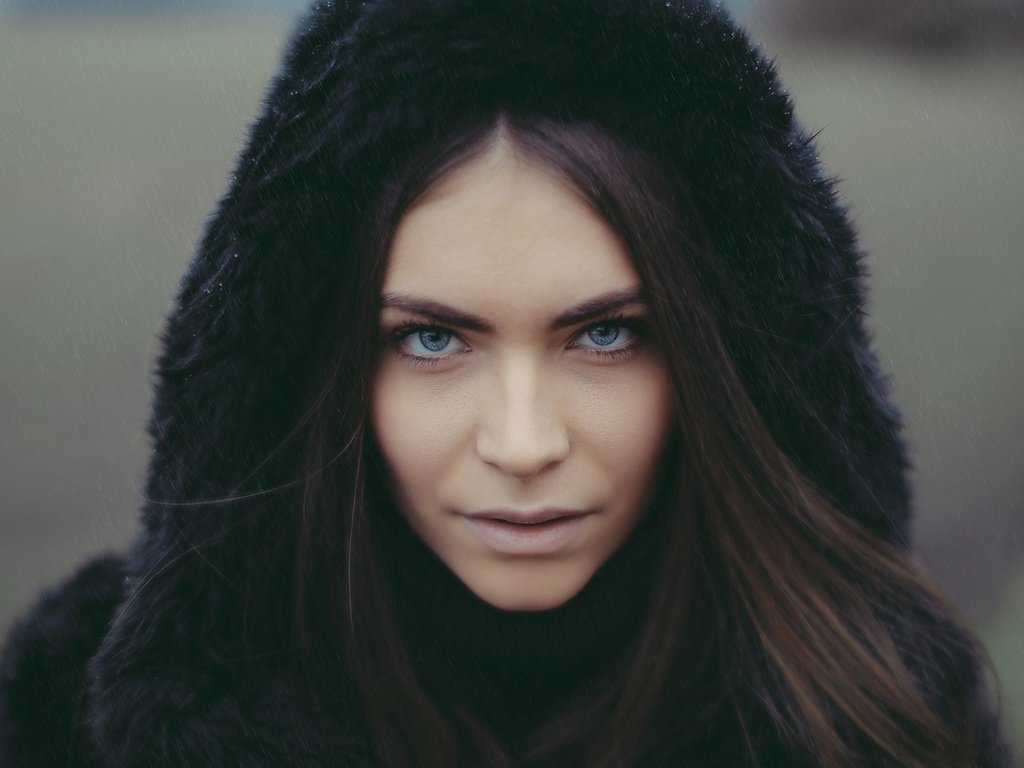 Обои девушка, брюнетка, взгляд, волосы, лицо, капюшон, girl, brunette, look, hair, face, hood разрешение 2048x1365 Загрузить