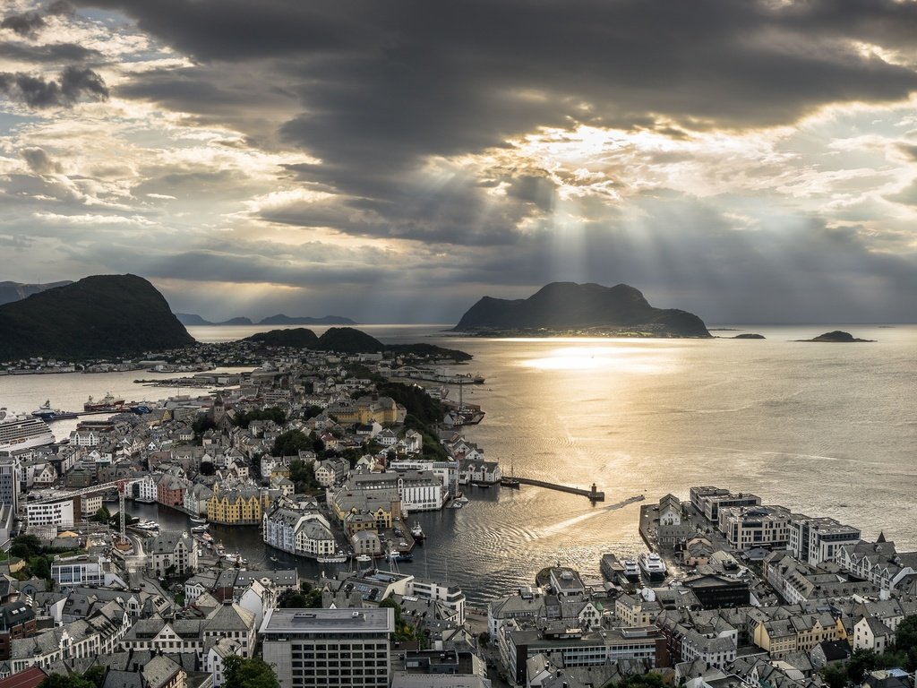 Обои тучи, море, город, норвегия, олесунн, clouds, sea, the city, norway, alesund разрешение 2048x1255 Загрузить