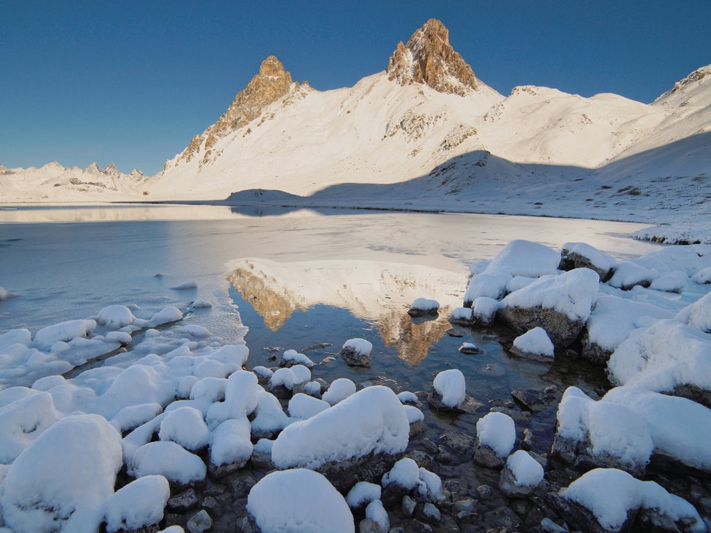 Обои озеро, горы, снег, камни, зима, пейзаж, lake, mountains, snow, stones, winter, landscape разрешение 1920x1200 Загрузить