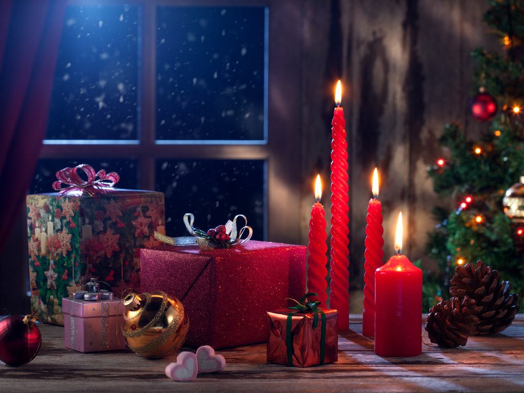 Обои свечи, новый год, украшения, подарки, шарики, шишки, candles, new year, decoration, gifts, balls, bumps разрешение 4000x2641 Загрузить