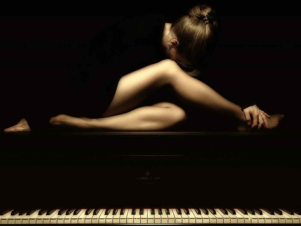 Обои девушка, поза, музыка, ножки, черный фон, пианино, girl, pose, music, legs, black background, piano разрешение 2560x1738 Загрузить