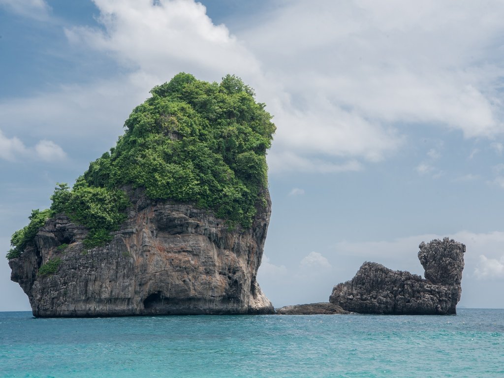 Обои небо, облака, море, острова, таиланд, утес, пхи-пхи, the sky, clouds, sea, islands, thailand, rock, phi phi разрешение 6016x4016 Загрузить