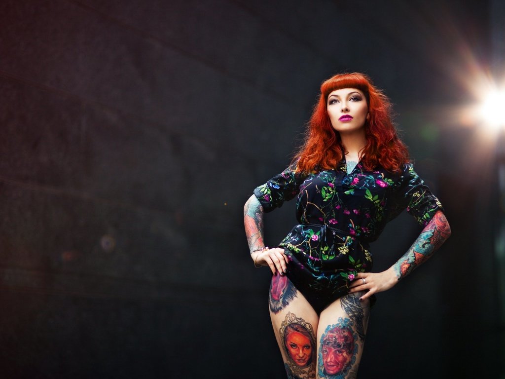 Обои девушка, взгляд, татуировки, ножки, лицо, фигура, красные волосы, girl, look, tattoo, legs, face, figure, red hair разрешение 1920x1280 Загрузить