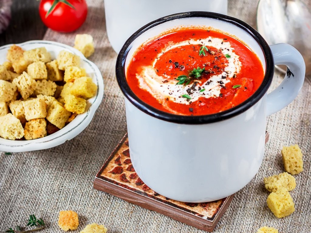 Обои кружка, сметана, суп, сухарики, гаспаччо, крутоны, mug, sour cream, soup, crackers, gazpacho, croutons разрешение 2100x1407 Загрузить