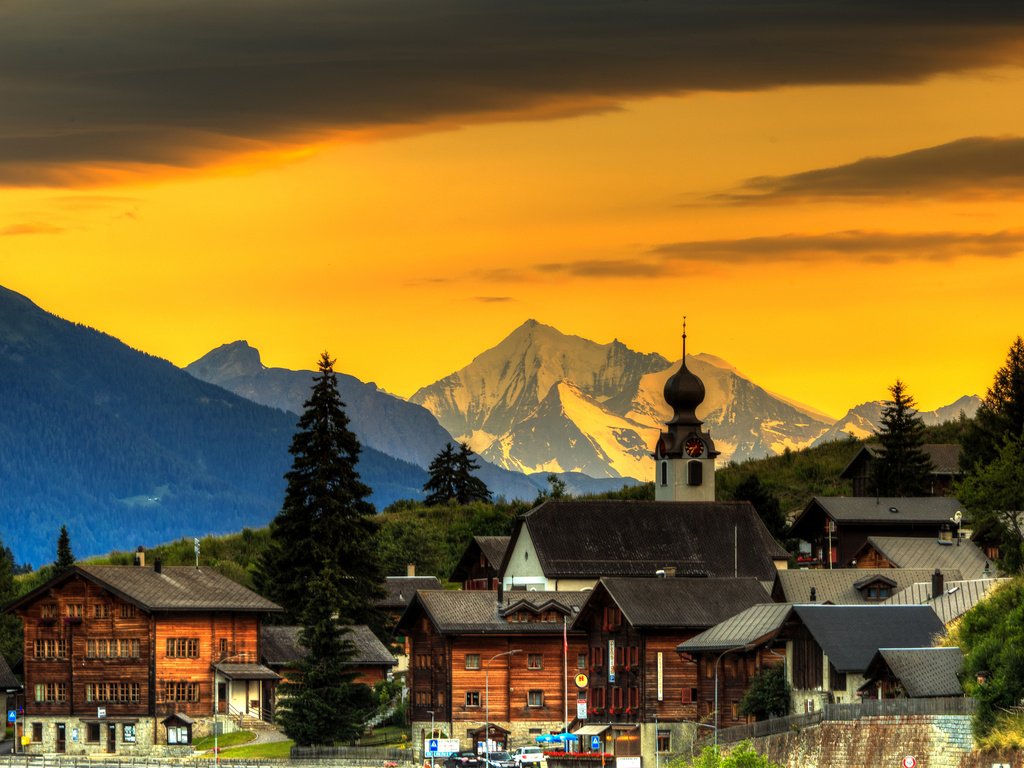 Обои небо, деревья, горы, закат, швейцария, дома, городок, the sky, trees, mountains, sunset, switzerland, home, town разрешение 2704x1800 Загрузить