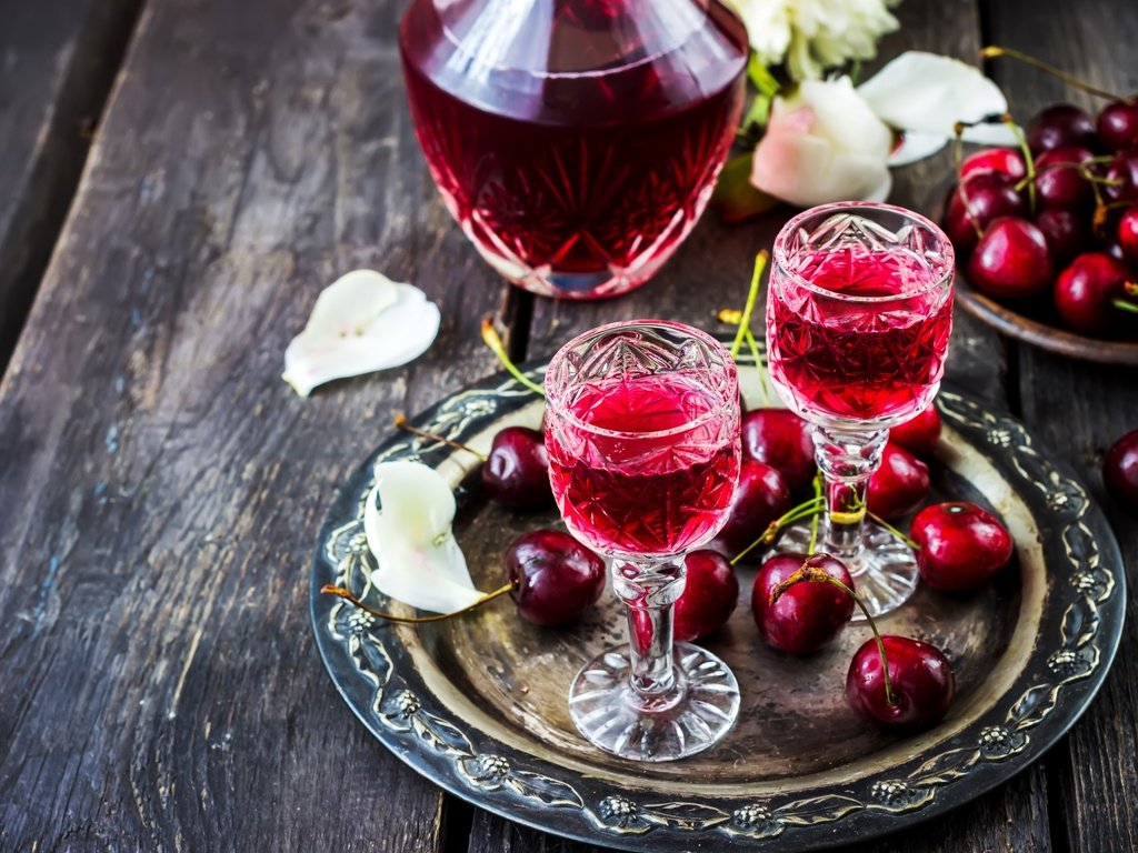 Обои ягода, вишня, наливка, деревянная поверхность, рюмки, berry, cherry, infusion, wooden surface, glasses разрешение 3000x1946 Загрузить