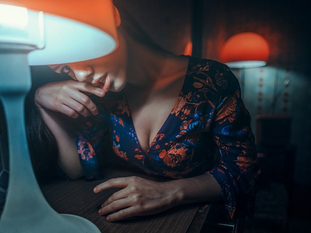 Обои девушка, взгляд, лампа, модель, лицо, декольте, girl, look, lamp, model, face, neckline разрешение 2048x1366 Загрузить