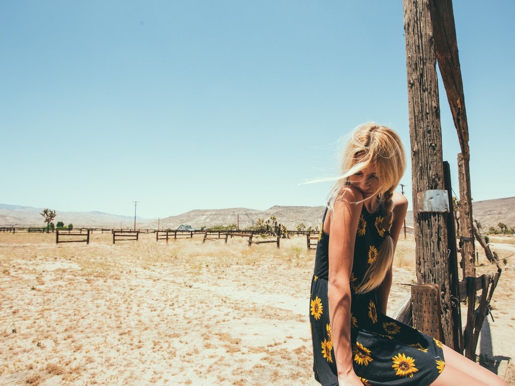 Обои девушка, платье, блондинка, сидит, коса, закрытые глаза, girl, dress, blonde, sitting, braid, closed eyes разрешение 2048x1365 Загрузить