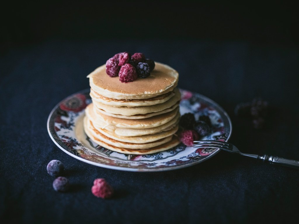 Обои малина, ягоды, черника, завтрак, выпечка, оладьи, raspberry, berries, blueberries, breakfast, cakes, pancakes разрешение 6720x4480 Загрузить