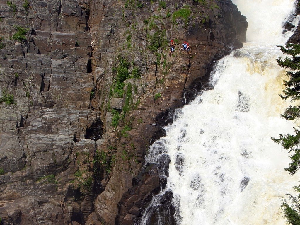 Обои горы, скала, водопад, скалолаз, альпинист, mountains, rock, waterfall, climber разрешение 1920x1080 Загрузить