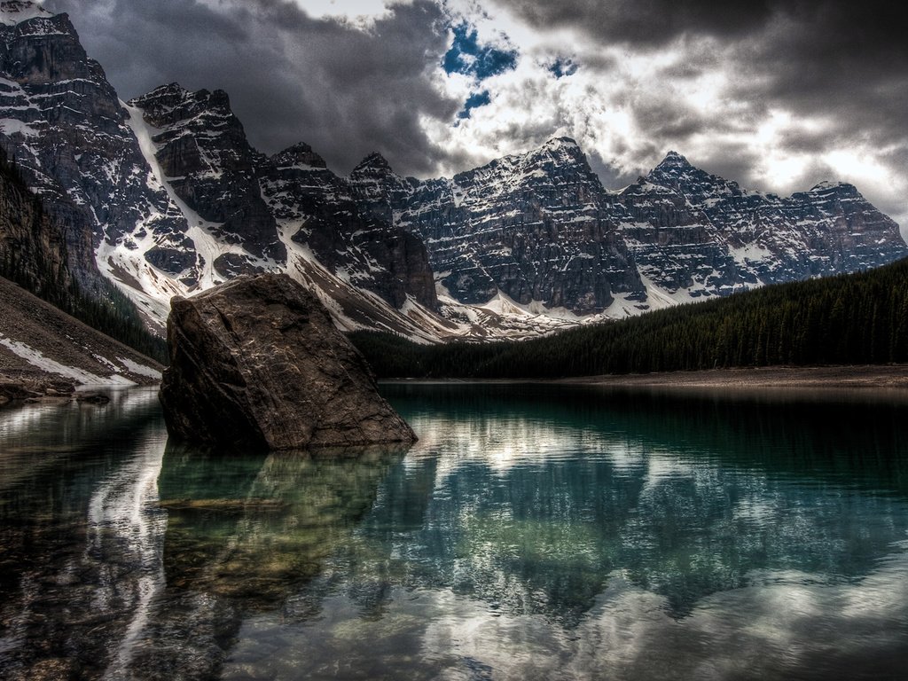 Обои озеро, горы, снег, залив, огромный камень, lake, mountains, snow, bay, a huge stone разрешение 1920x1080 Загрузить