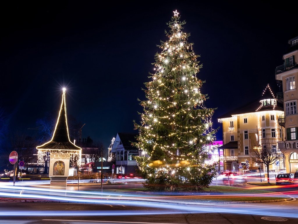 Обои ночь, новый год, елка, зима, австрия, улица, гирлянды, night, new year, tree, winter, austria, street, garland разрешение 2048x1272 Загрузить