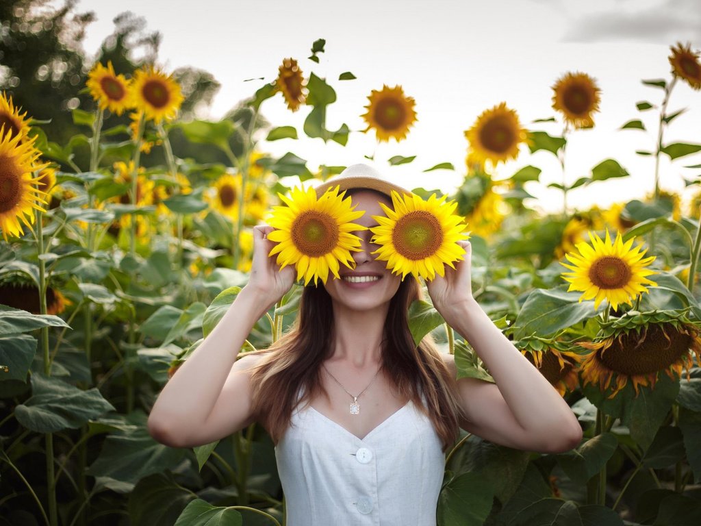 Обои девушка, улыбка, подсолнухи, шляпа, girl, smile, sunflowers, hat разрешение 2112x1188 Загрузить