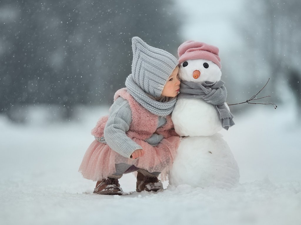 Обои снег, зима, девочка, снеговик, друзья, по секрету, snow, winter, girl, snowman, friends, secret разрешение 1920x1080 Загрузить