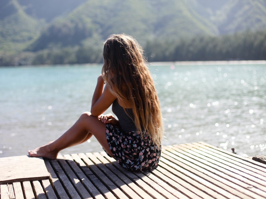 Обои озеро, девушка, лето, сидит, волосы, lake, girl, summer, sitting, hair разрешение 5616x3744 Загрузить